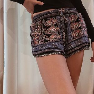 Cute short shorts with unique pattern